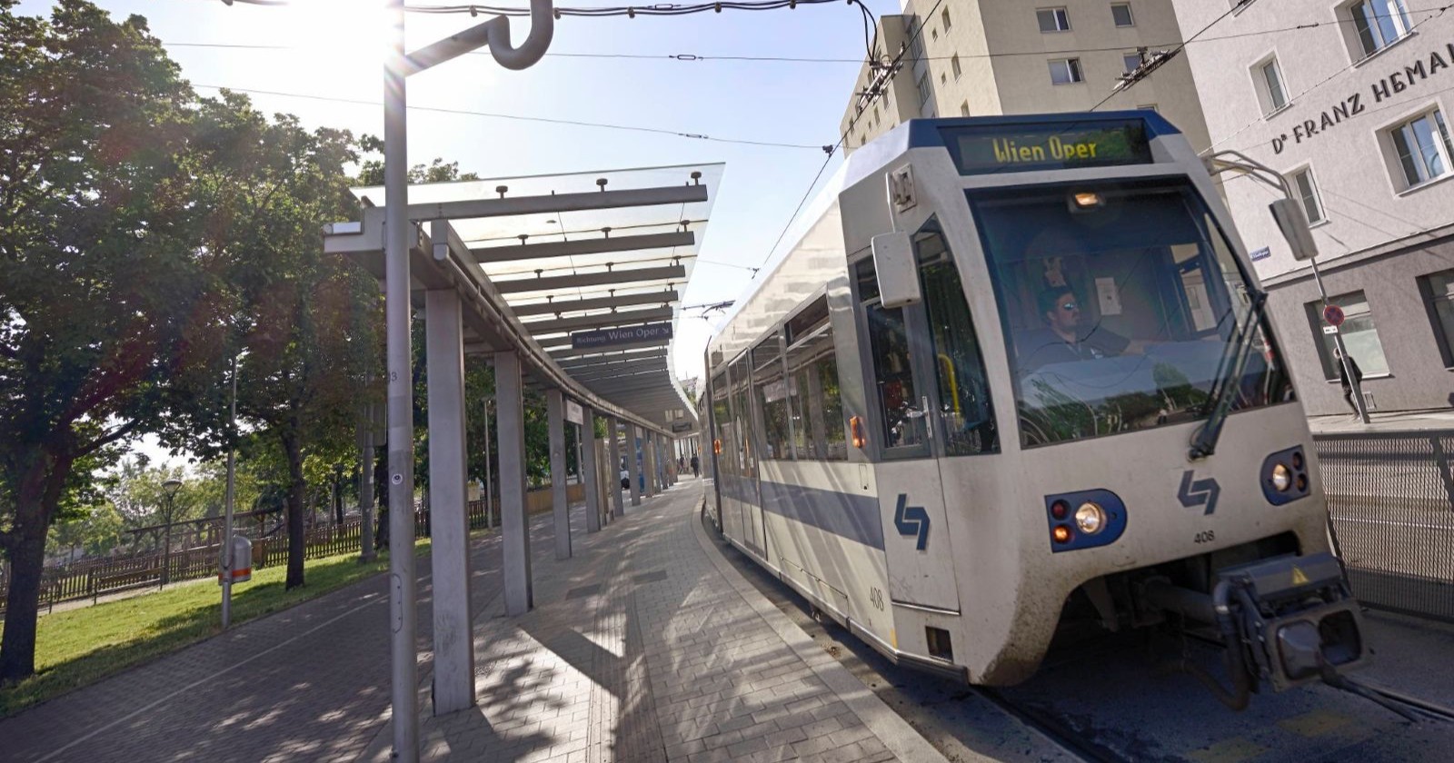 Badner Bahn an der Haltestelle Schefdikaplatz