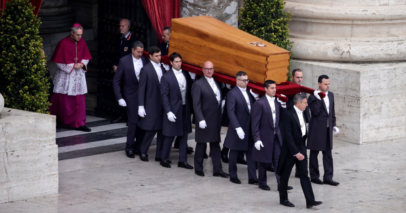 Sargträger tragen den Sarg von Papst Benedikt XVI aus dem Petersdom.