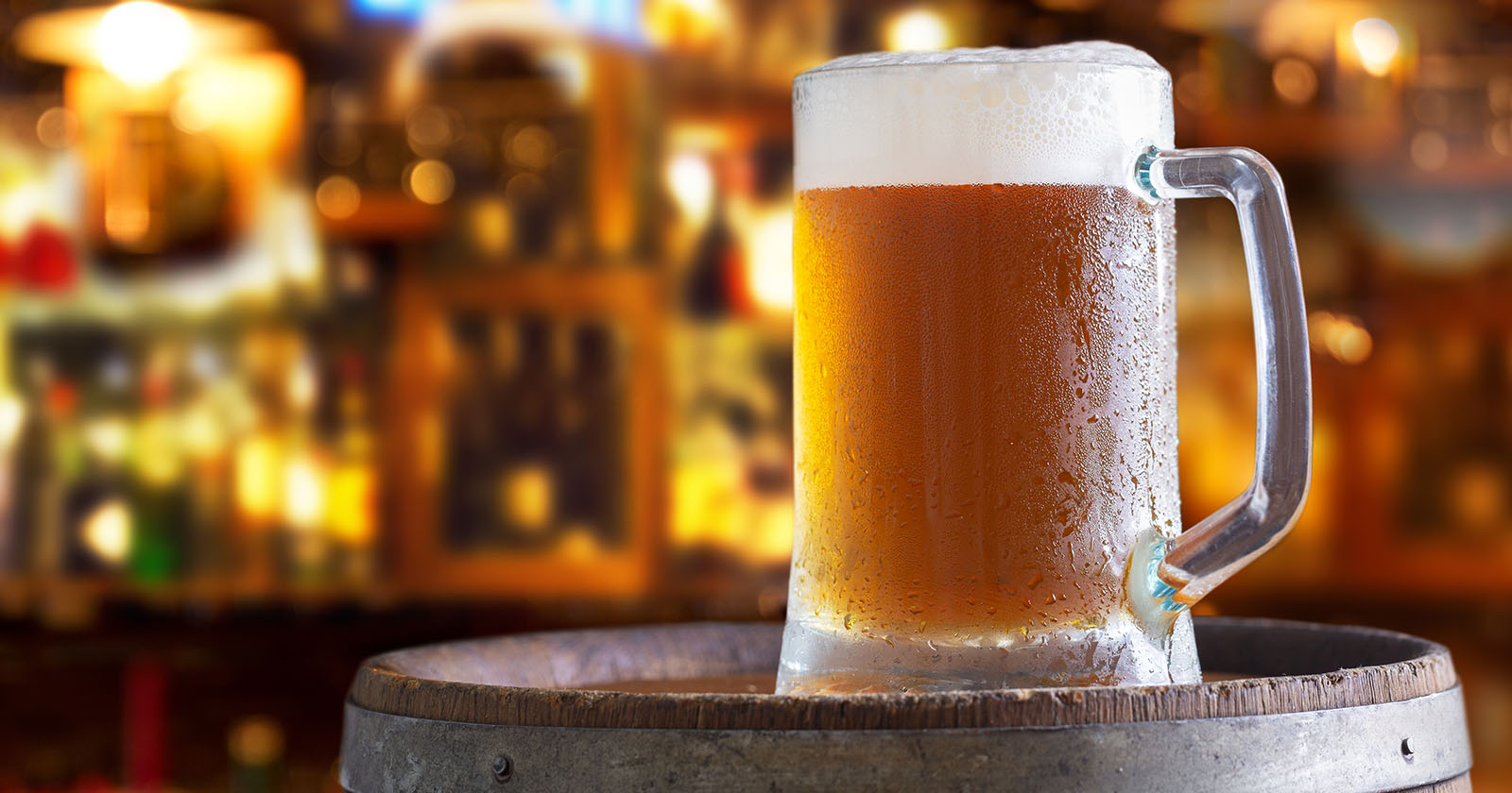 Bierkrug steht auf einem Fass | Credit: iStock.com/nitrub