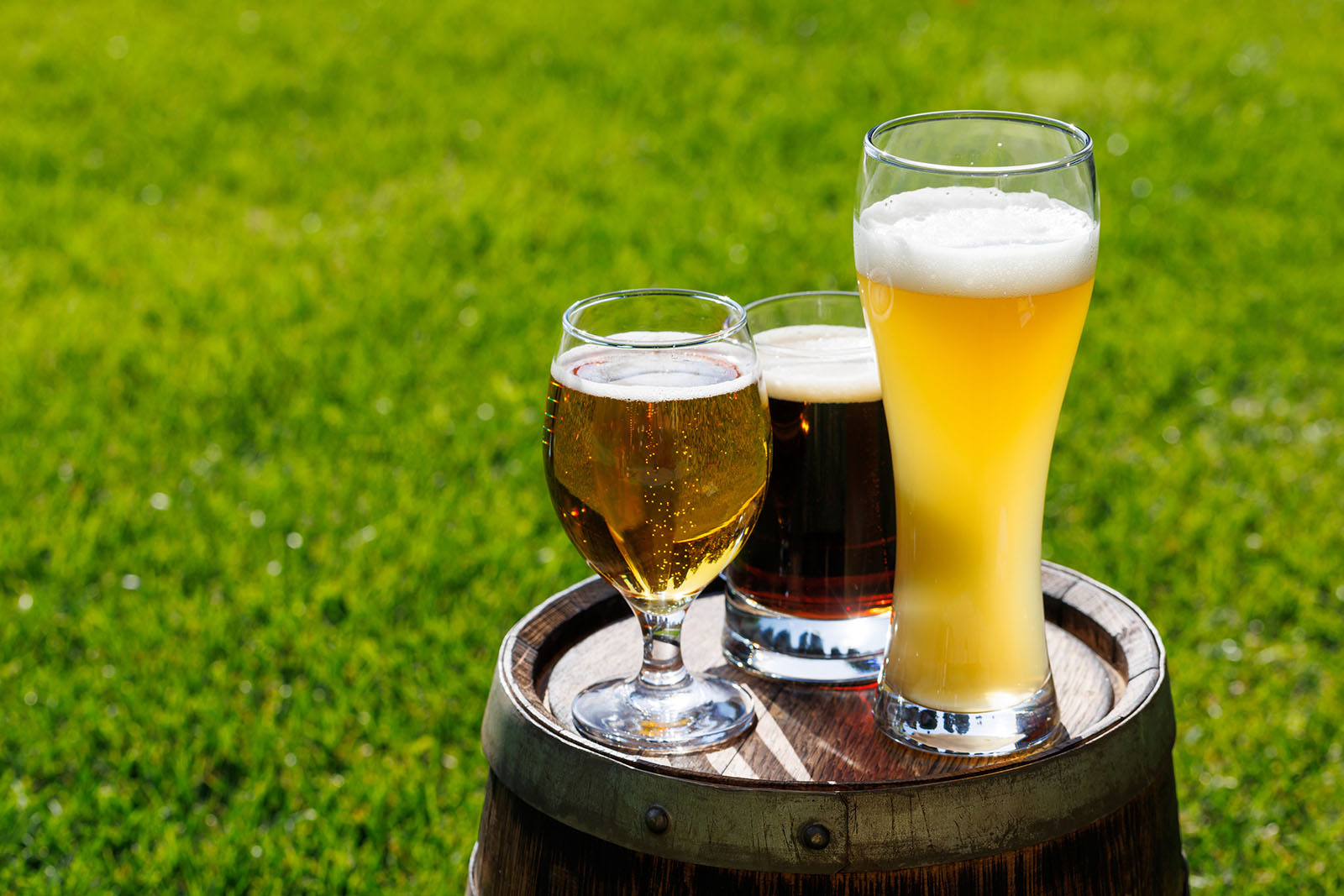 Biergläser auf einem Holzfass | Credit: iStock.com/karandaev