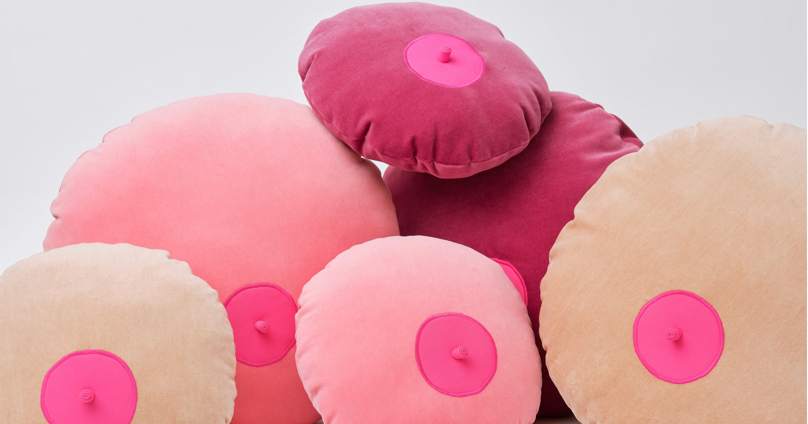 Mehrere Polster in der Form von Brüsten