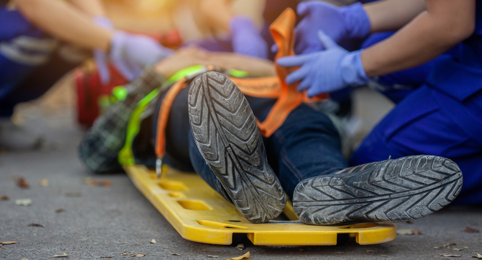 Eine Person wird nach einem Unfall auf einer Trage von Rettungskräften versorgt.