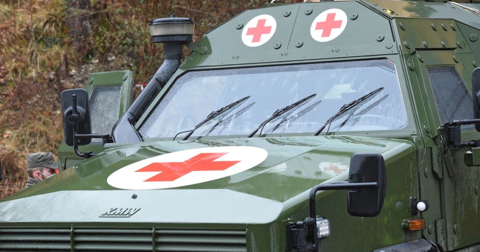 grünes Rettungsfahrzeug des Bundesheeres mit weißem Kreissymbol, in dem ein rotes Kreuz abgebildet ist