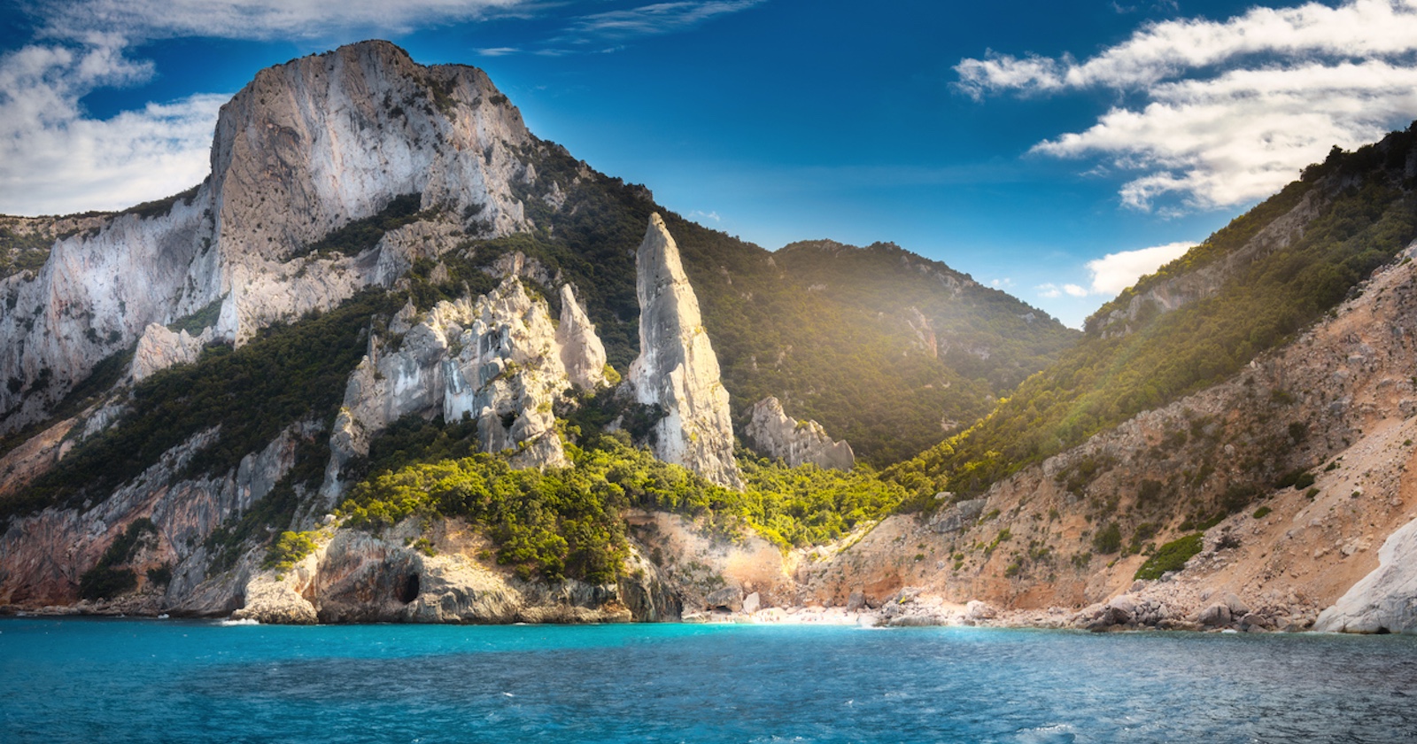 Cala Goloritzè: Blick auf den Strand von einem Boot aus.
