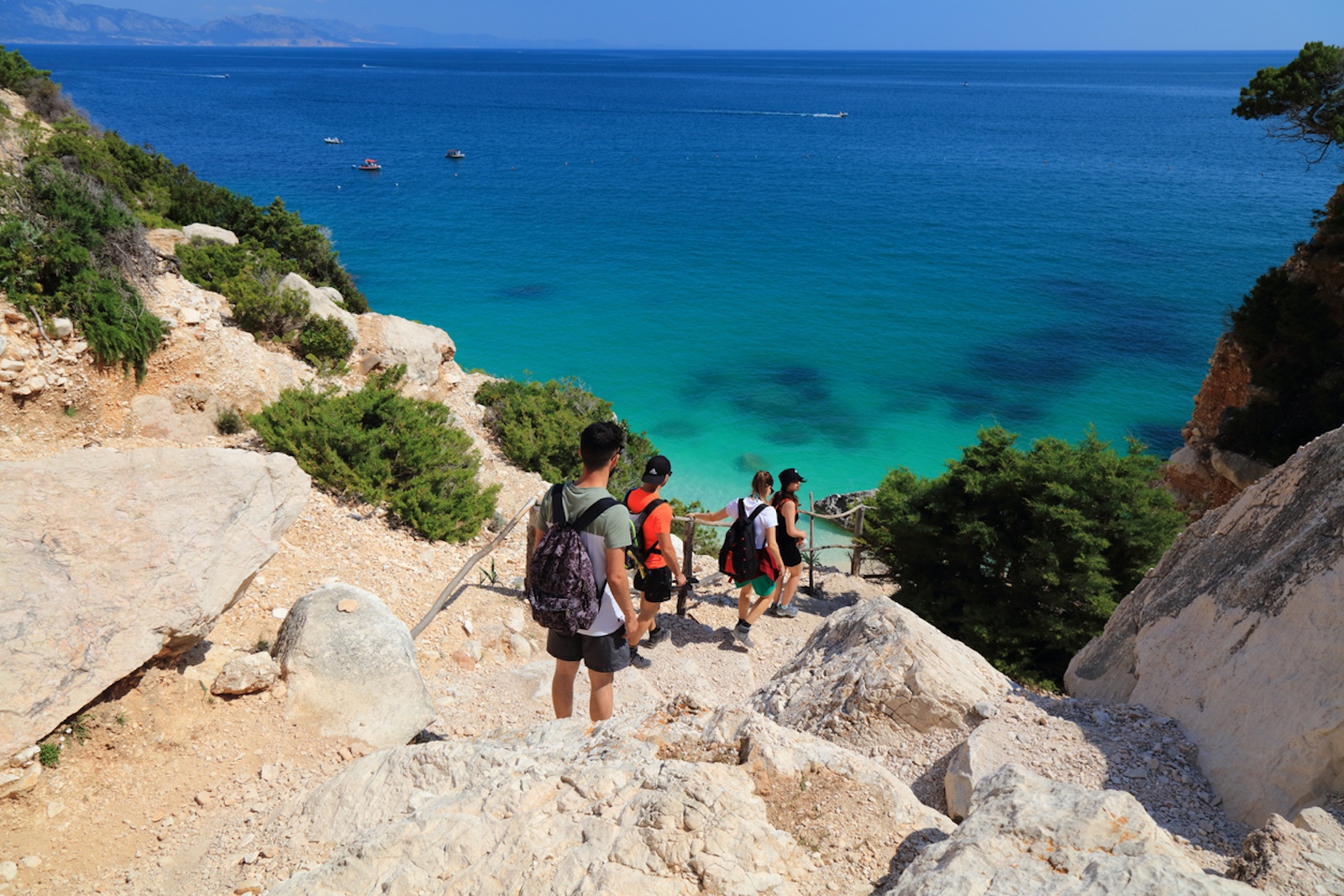 Touristen wandern auf der Trekkingroute zur Cala Goloritzé.