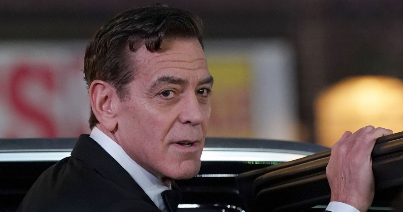 George Clooney mit ernstem Gesichtsausdruck