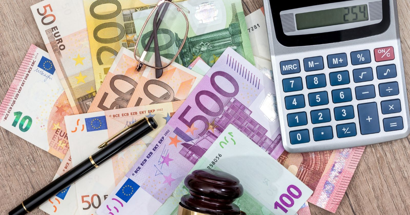 Geldscheine auf Tisch