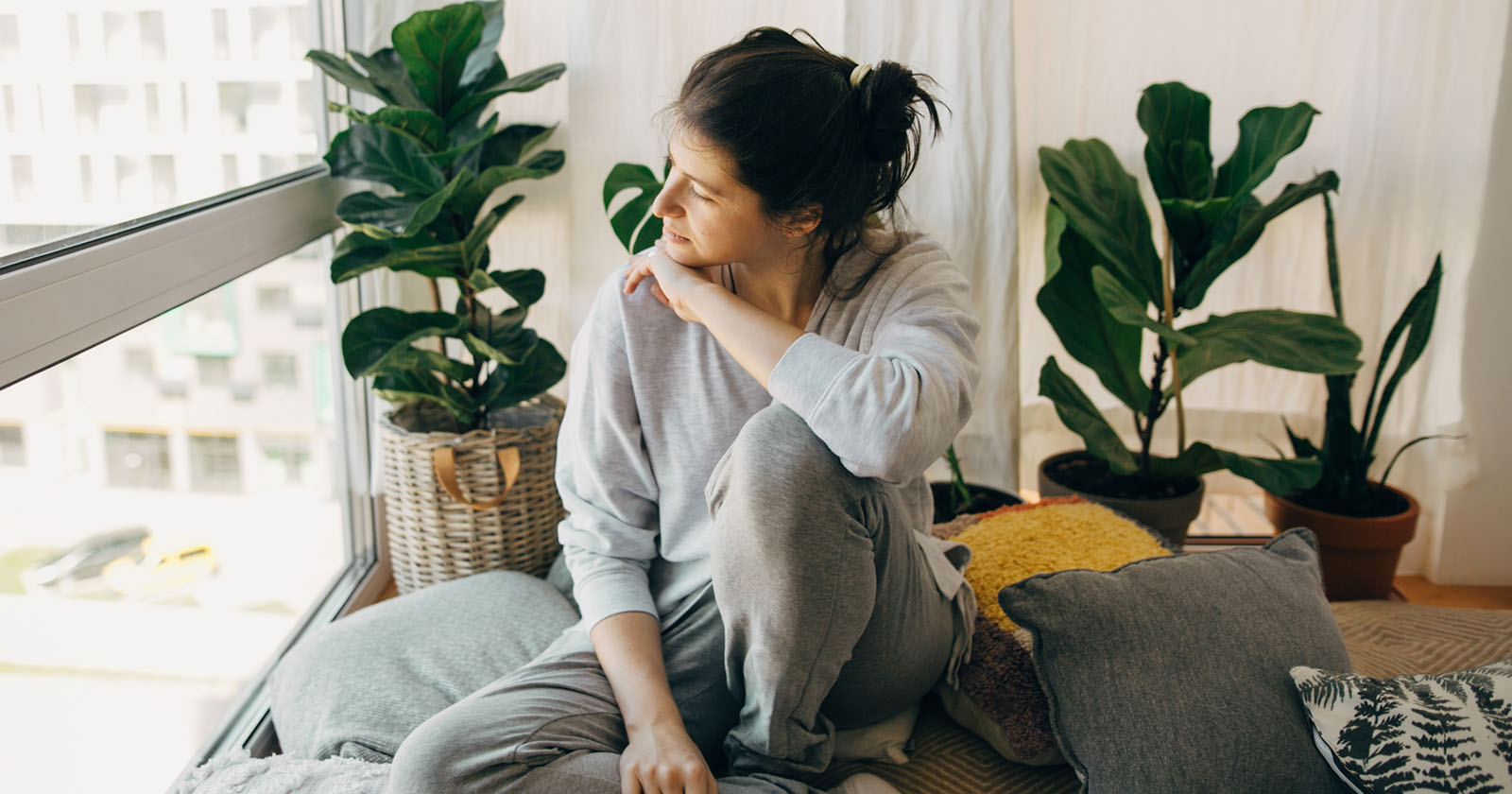 Frau sitzt auf Kissen | Credit: iStock.com/Bogdan Kurylo