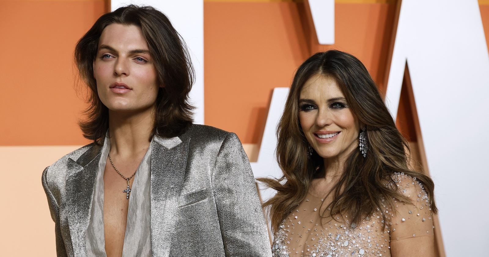 Liz &amp; Damian Hurley bei einem Event.