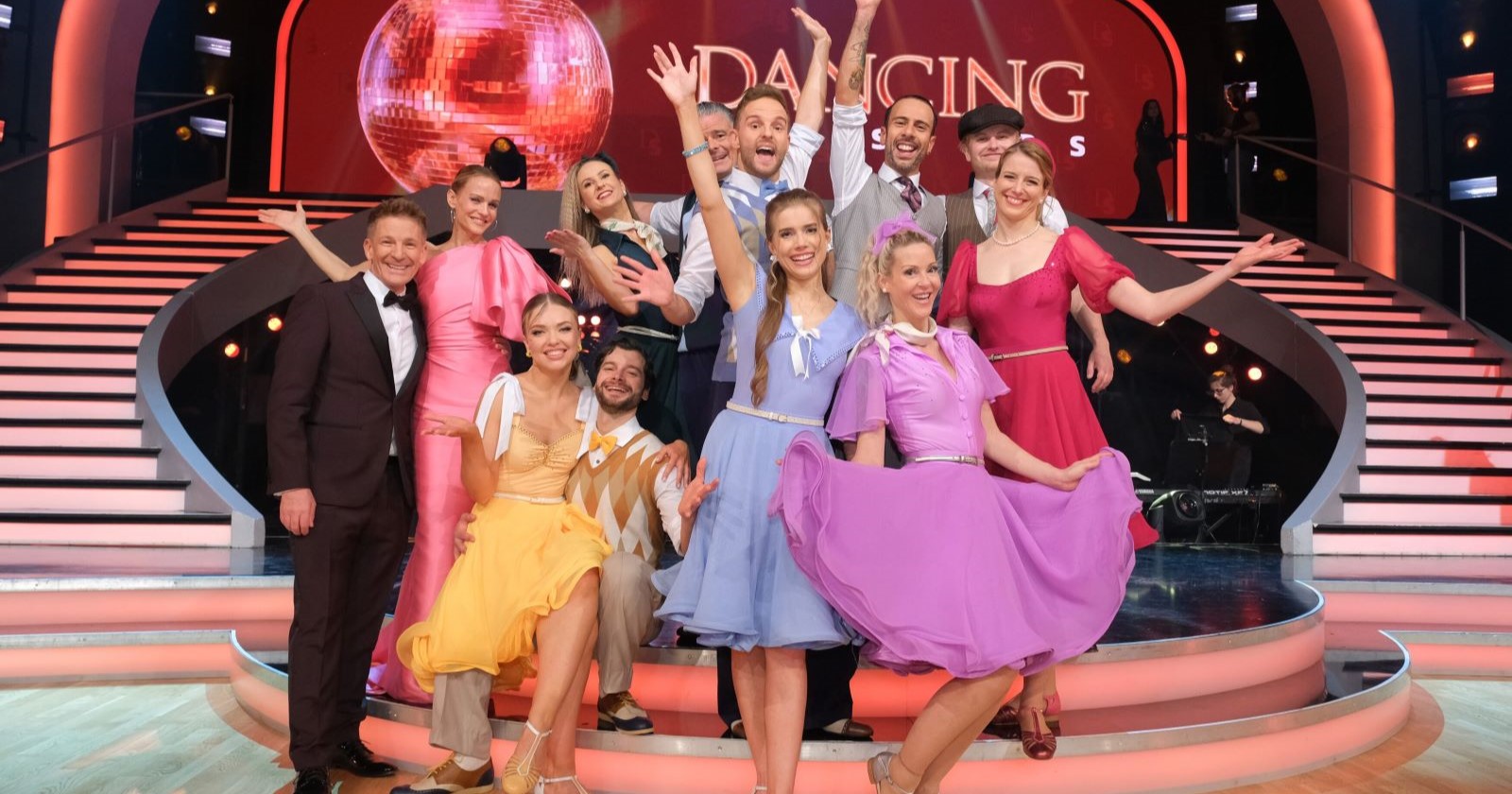 Mirjam Weichselbraun und Andi Knoll mit den weitergekommenen Tanzpaaren der sechsten Live-Show.