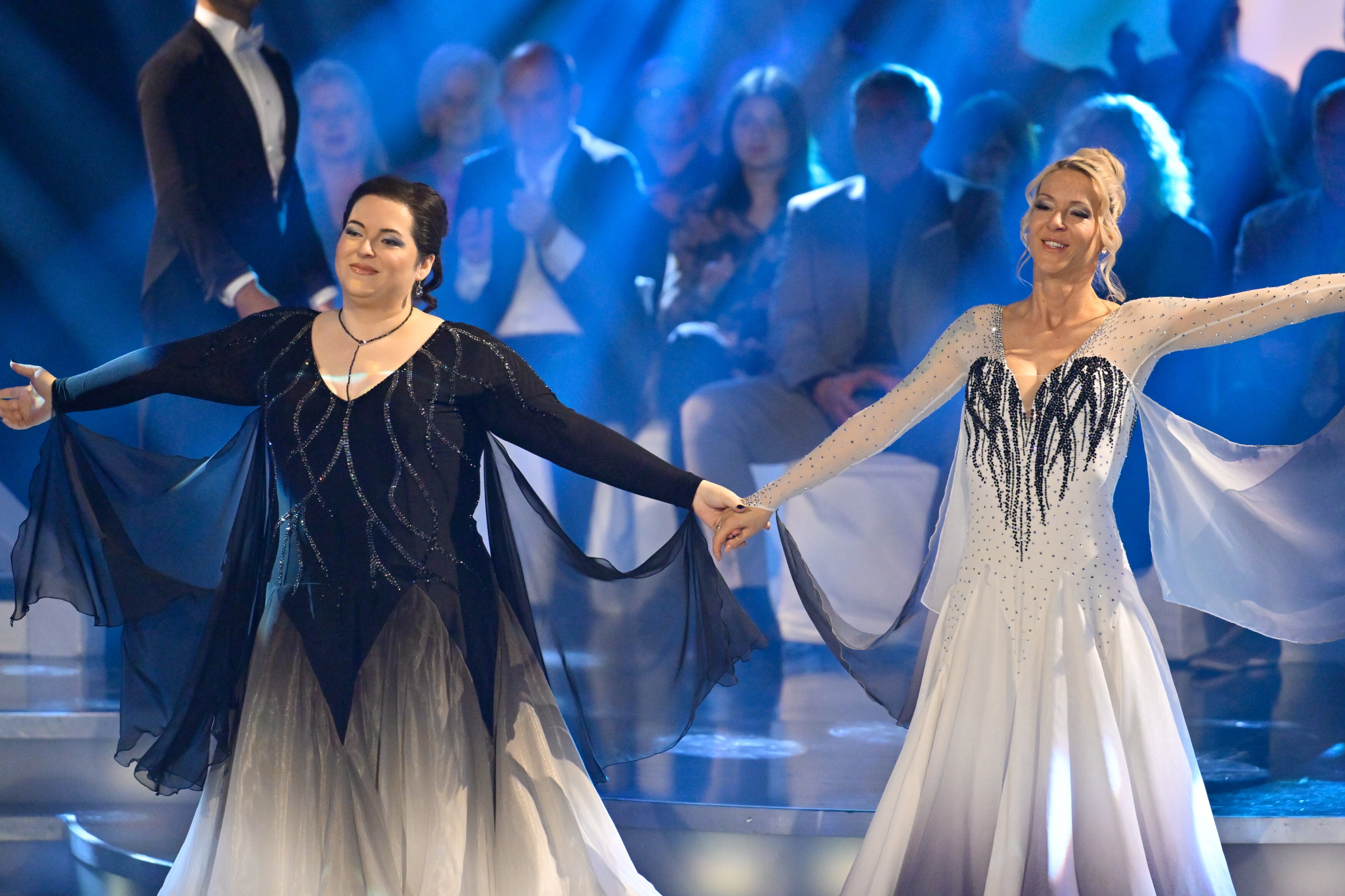 Zwei Frauen auf dem Tanzparkett