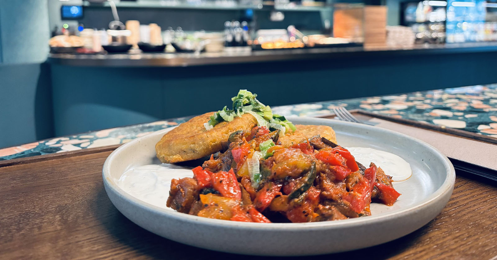 Menü auf einem Tisch | Credit: Hilfswerk Salzburg/das Urstein