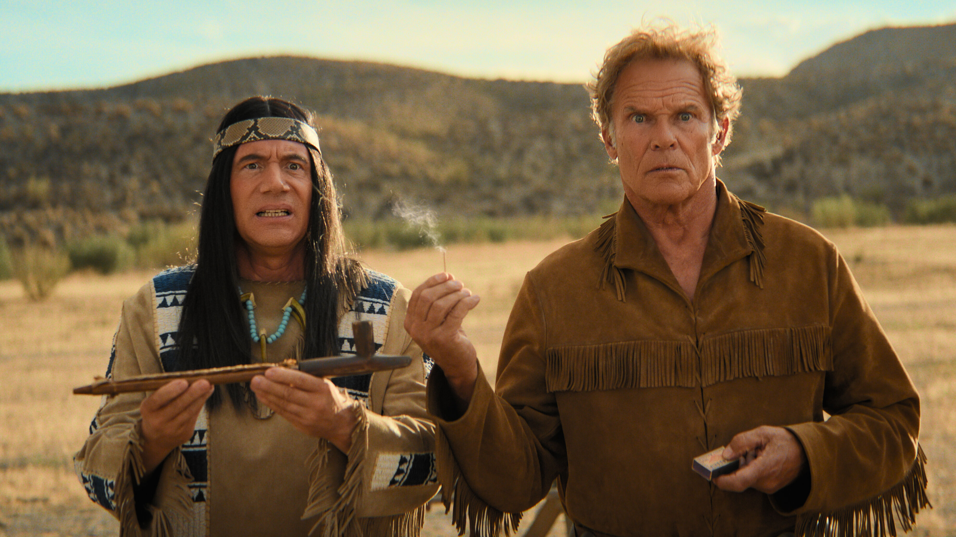 Szene aus &quot;Das Kanu des Manitu&quot;, die zeigt, die Christian Tramitz als Ranger mit einem Streichholz Abahachis (Michael Herbig) Friedenspfeife zu entfachen versucht