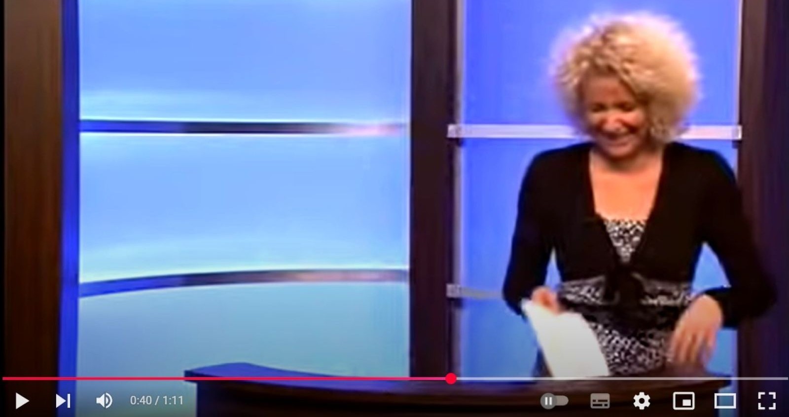 Die Moderatorin als sie einen Lachanfall bekommt.