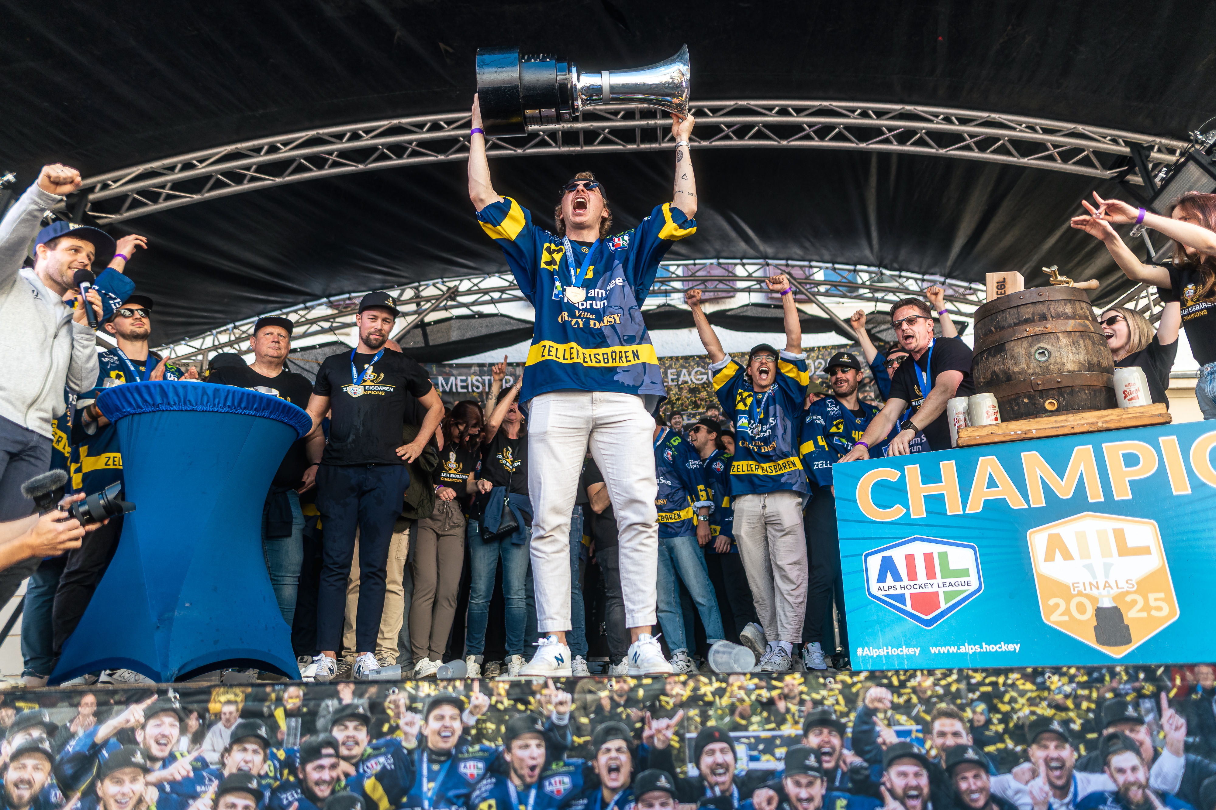 Der Meisterpokal wurde stolz präsentiert – Symbol des Erfolgs der EK Zeller Eisbären in der Alps Hockey League 2024/25.