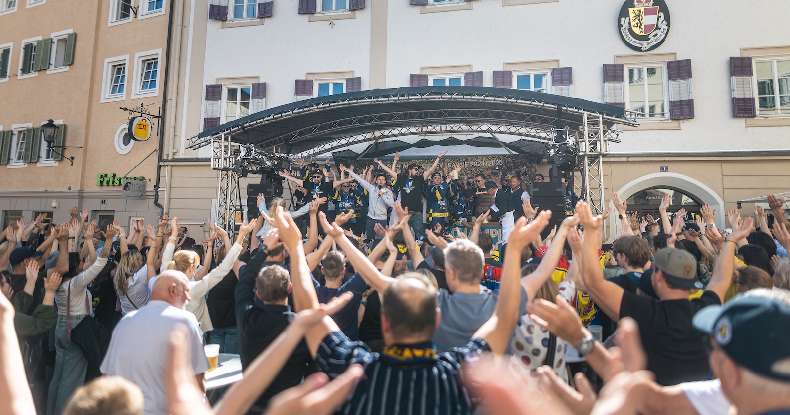 Meisterfeier am Stadtplatz Zell am See: Ein Fest für die EK Zeller Eisbären und ihre Fans.