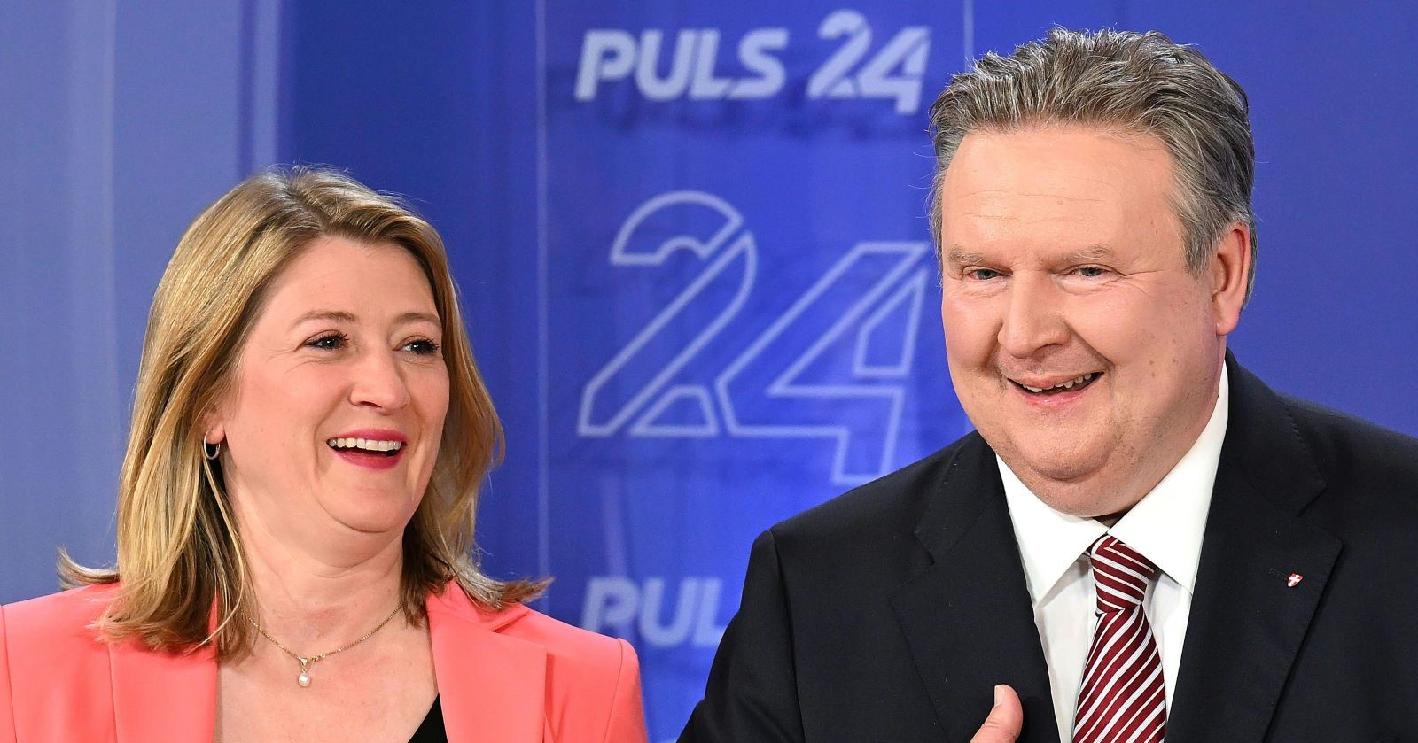 NEOS-Spitzenkandidatin Emmerich und SPÖ-Bürgermeister Michael Ludwig freuen sich lachend über das Wahlergebnis