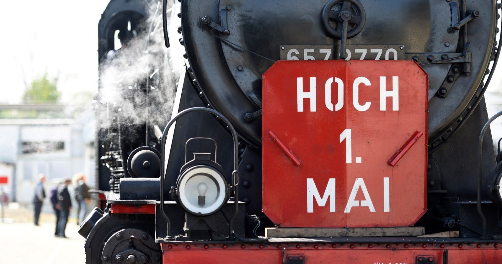 Dampflokomotive mit Schild &quot;Hoch 1. Mai&quot;