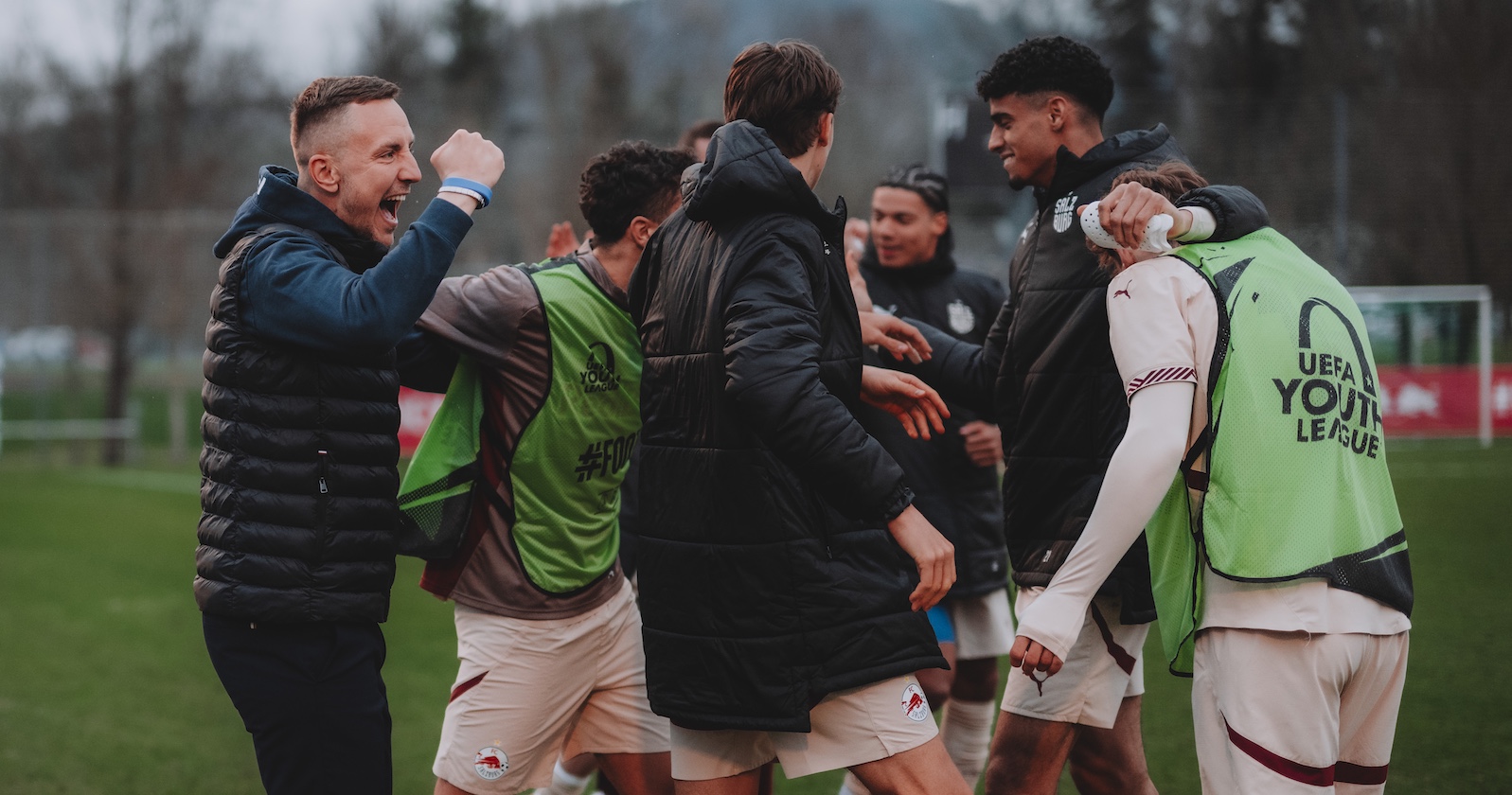 Coach Daniel Beichler jubelt mit seinen Jungs während des Viertelfinalspiels der UEFA Youth League zwischen FC Salzburg und Olympiakos Piräus.