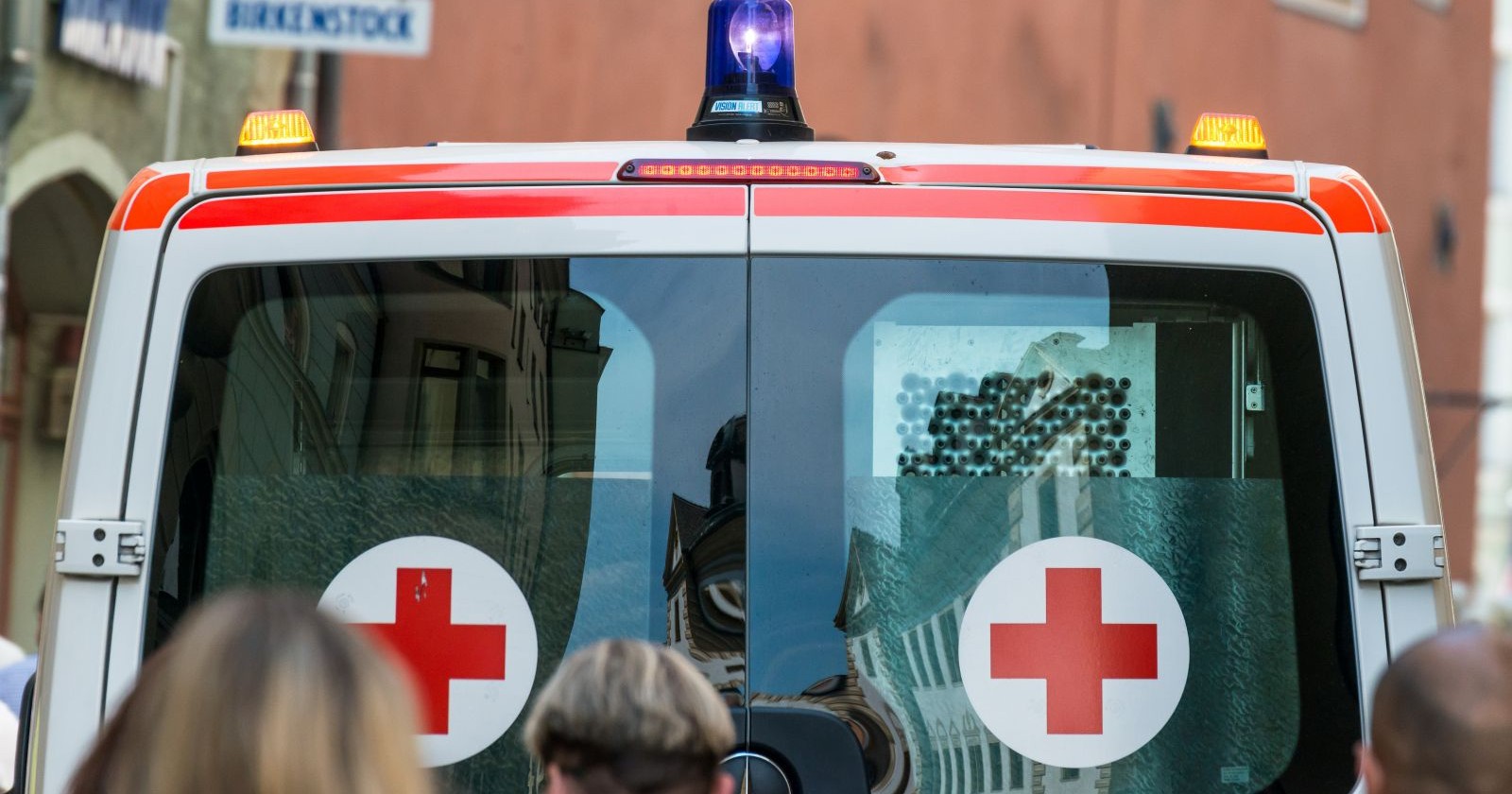 Ein Rettungswagen vor einem Gebäude.