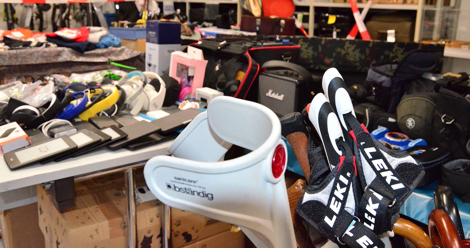 Fundgegenstände der Stadt Salzburg werden versteigert – von E-Scootern bis Schmuck ist alles dabei.