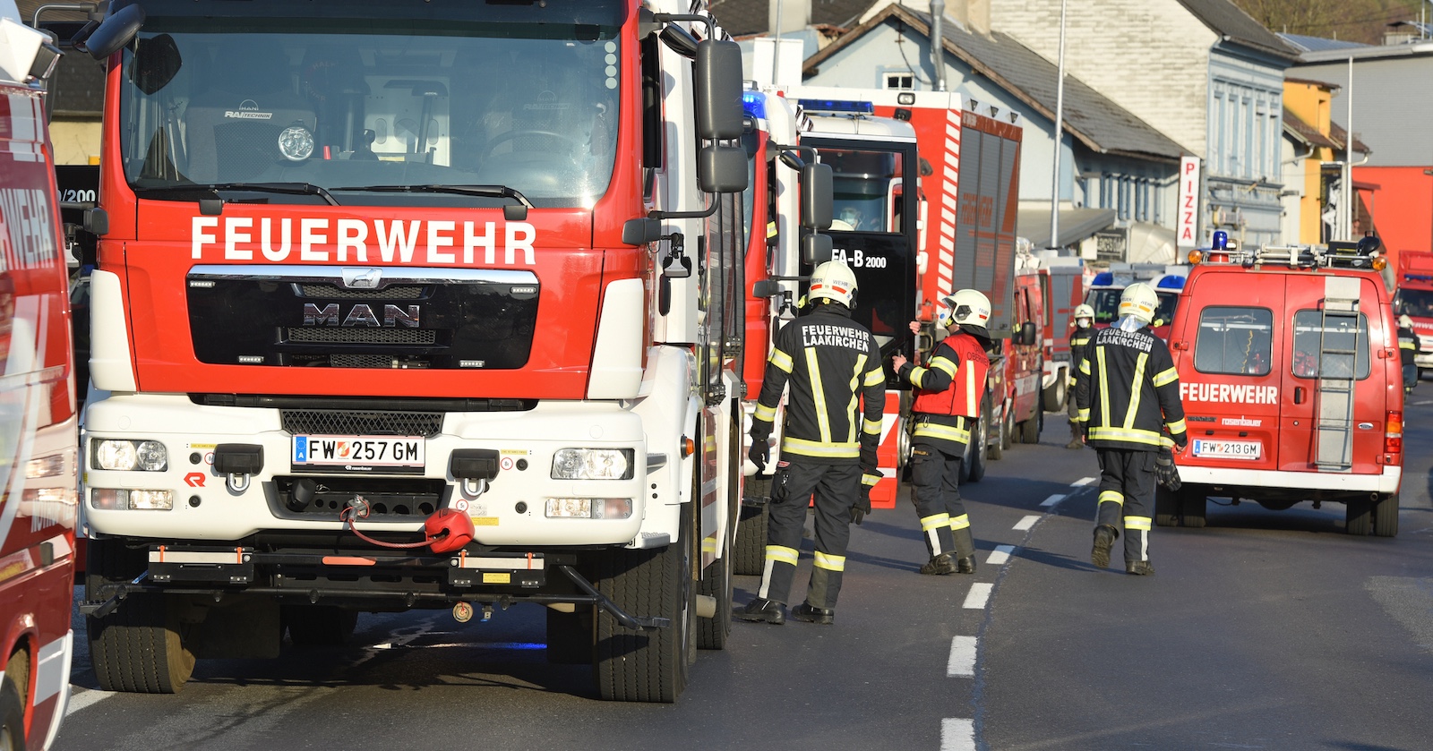 Feuerwehrautos an einem Einsatzort.
