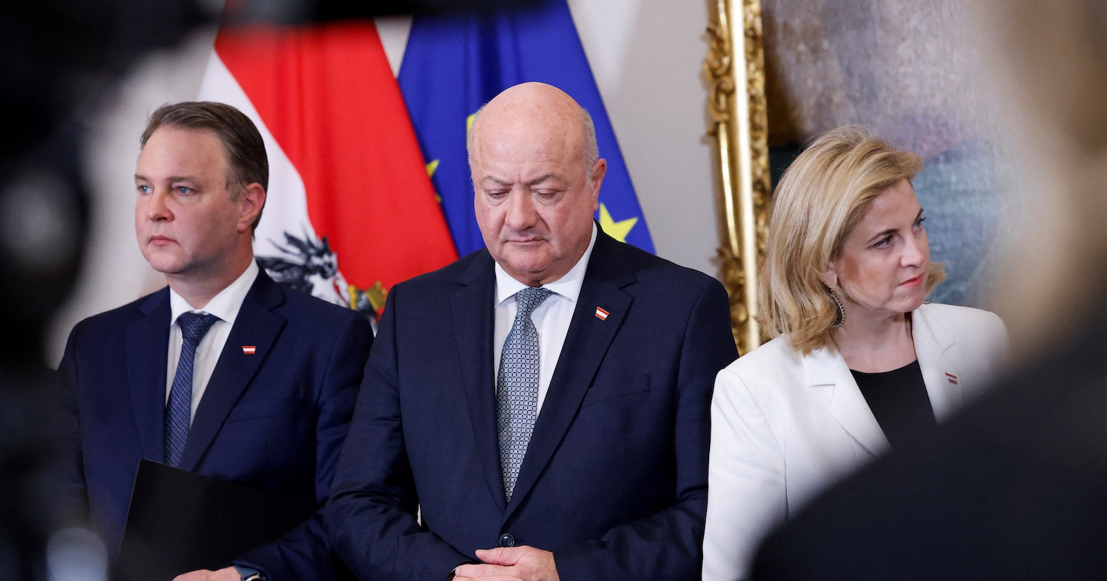 Der österreichische Vizekanzler Andreas Babler, der österreichische Bundeskanzler Christian Stocker und die österreichische Außenministerin Beate Meinl-Reisinger an der Türschwelle des Bundeskanzleramtes nach einem Arbeitsgespräch über das allgemeine Regierungsbudget in Wien, Österreich, 2. April 2025.