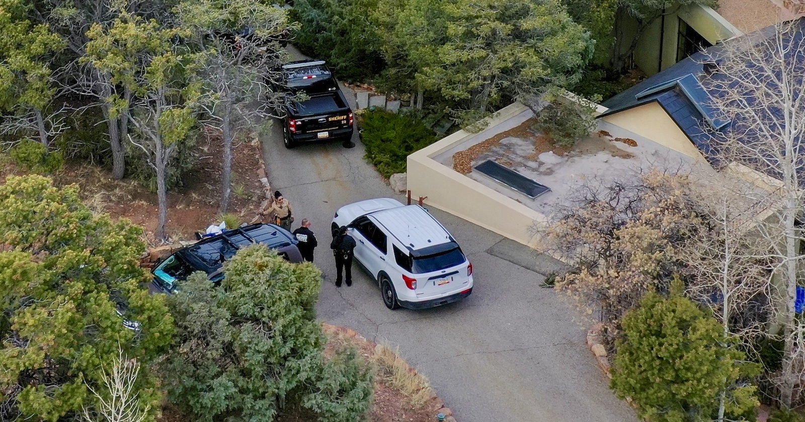 Luftaufnahme von Gene Hackmans Villa und Einsatzkräften.