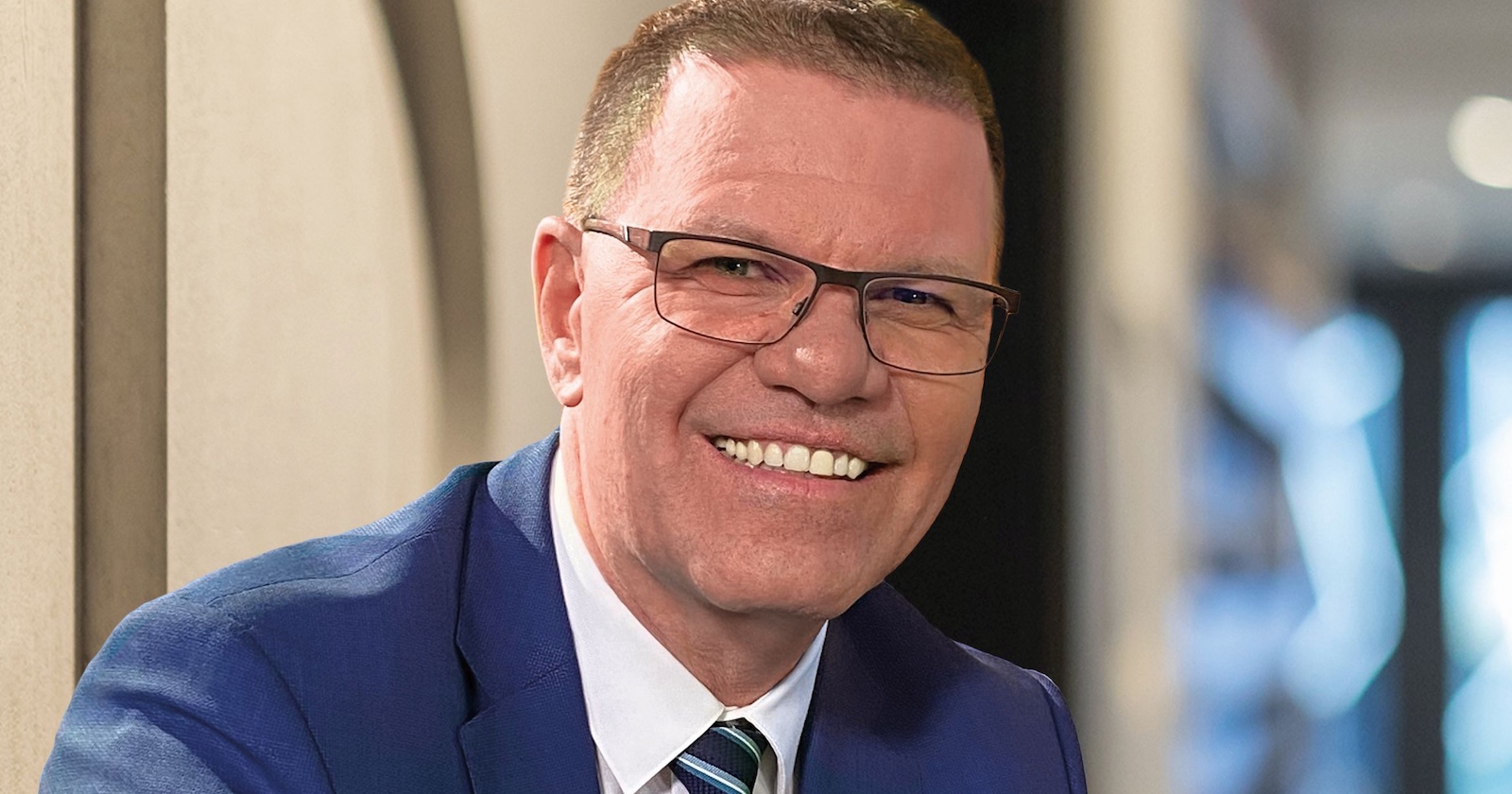 Georg Müller im blauen Anzug und Brille