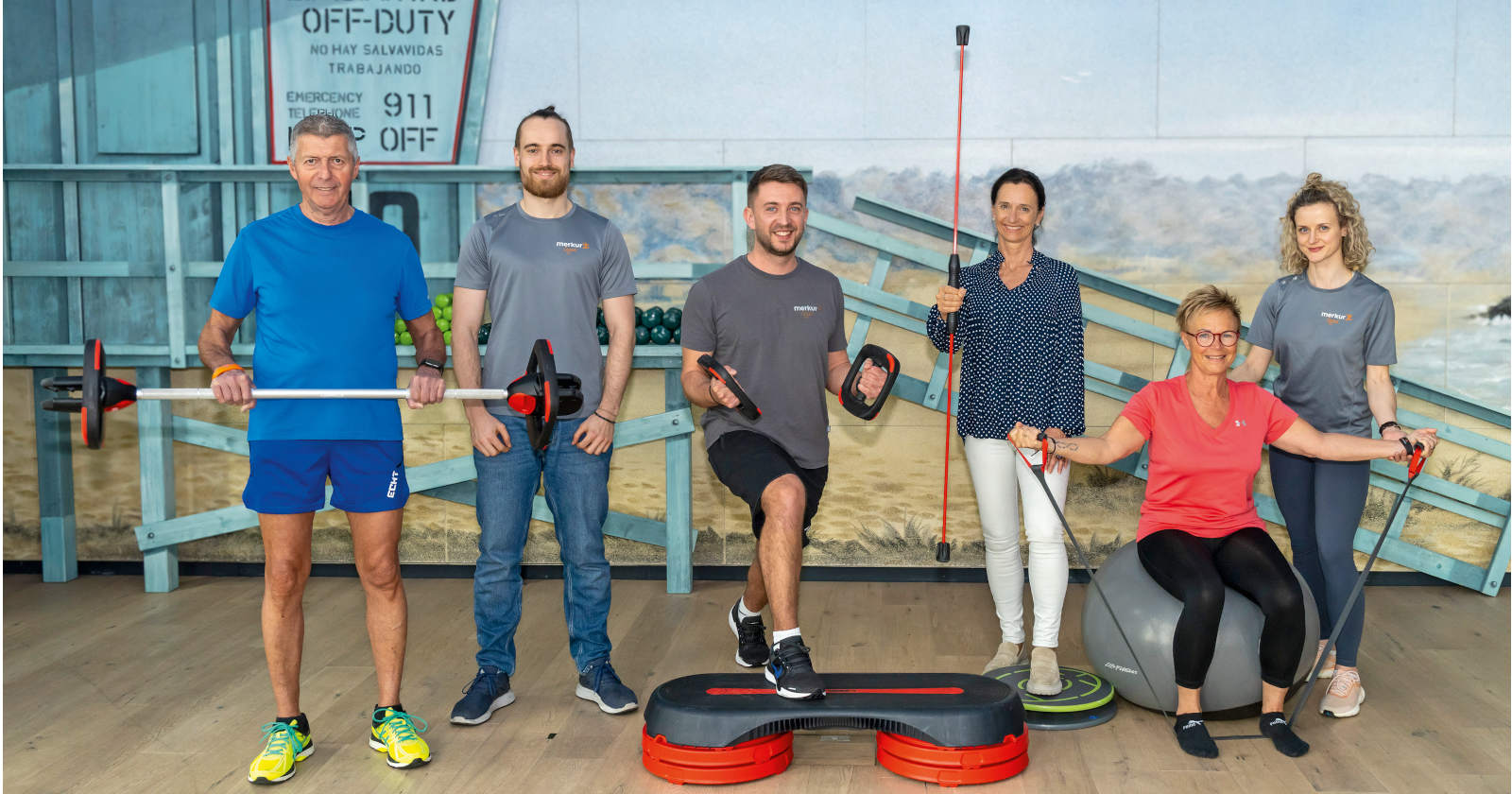 Mehrere Menschen in Trainingskleidung