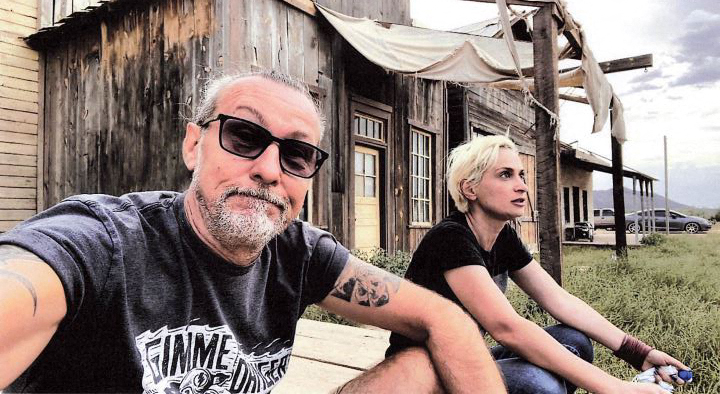 Selfie des Lichttechnikers des Westerns &quot;Rust&quot;, der mit Kamerafrau Halyna Hutchins vor der Kulisse einer Holzkirche sitzt