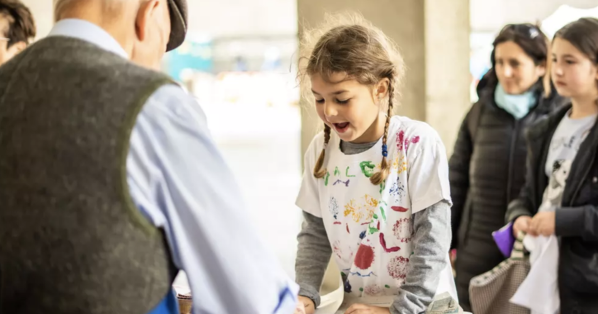 Ein Mädchen und ein Herr stellen gemeinsam etwas her.