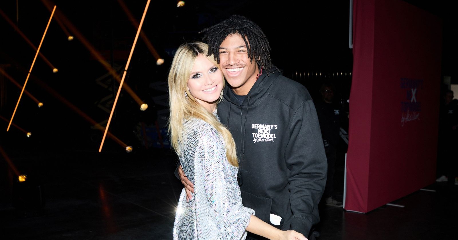 Heidi Klum und Henry lächeln