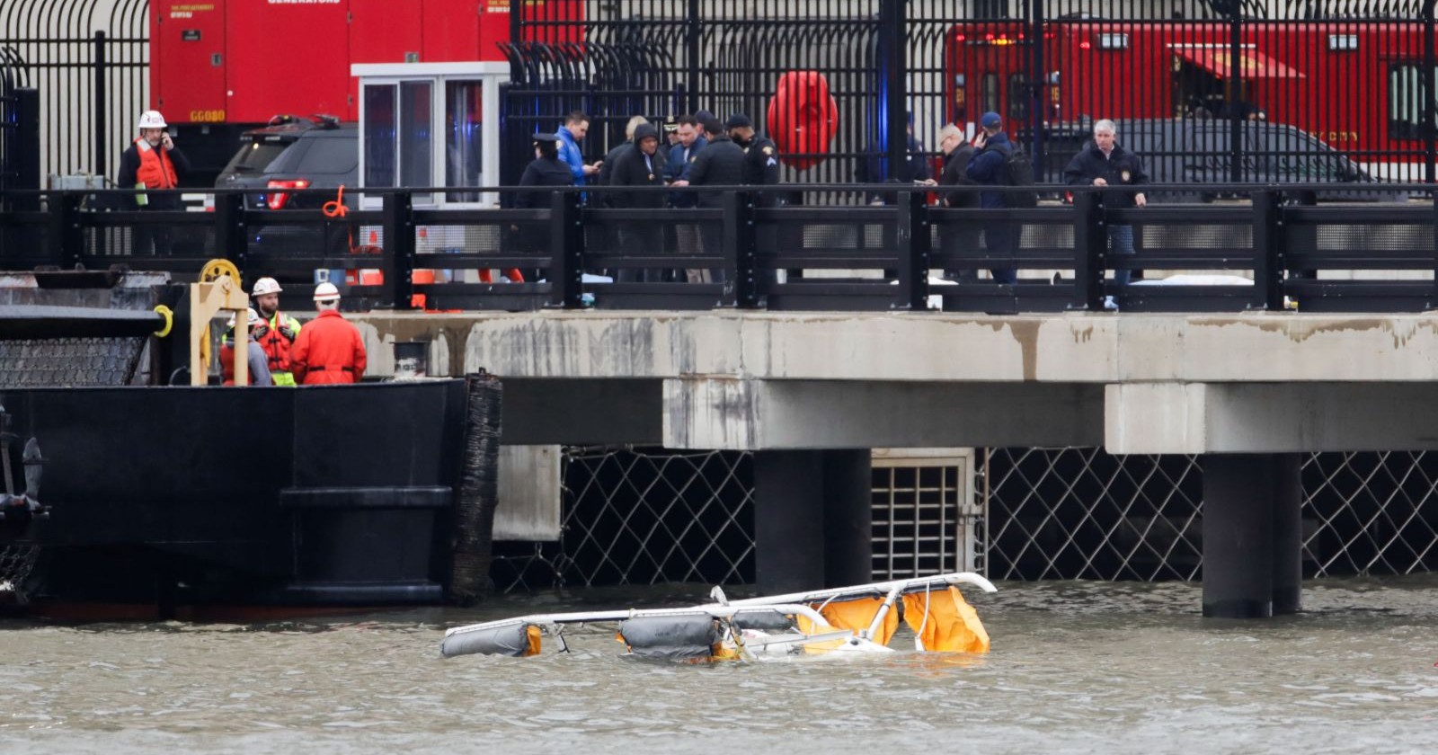 Ersthelfer sind in der Nähe der Landekufen eines Hubschraubers zu sehen, nachdem dieser am 10. April 2025 in Newport, New Jersey, in den Hudson River gestürzt ist. Ein Hubschrauber ist am Donnerstag in New York in den Hudson River gestürzt, wie die Rettungsdienste mitteilten, während lokale Medien von mehreren Toten berichteten.