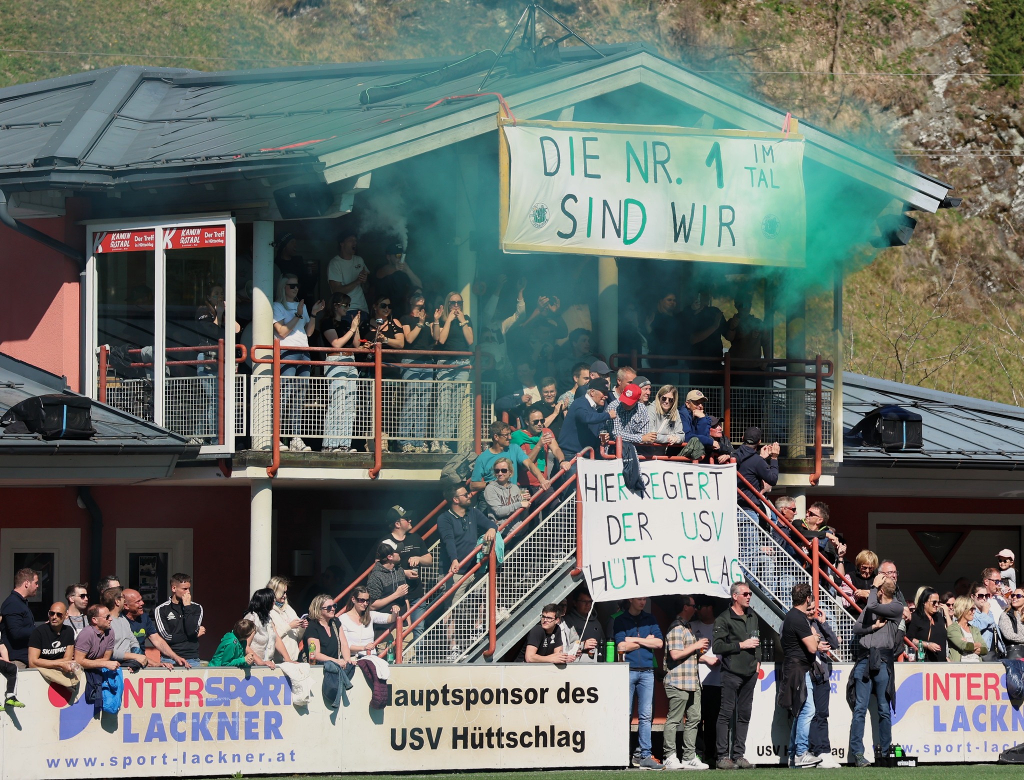Volle Ränge, laute Stimmung und große Emotionen – der Kunstrasenplatz in Hüttschlag verwandelte sich beim Derby in einen echten Hexenkessel.