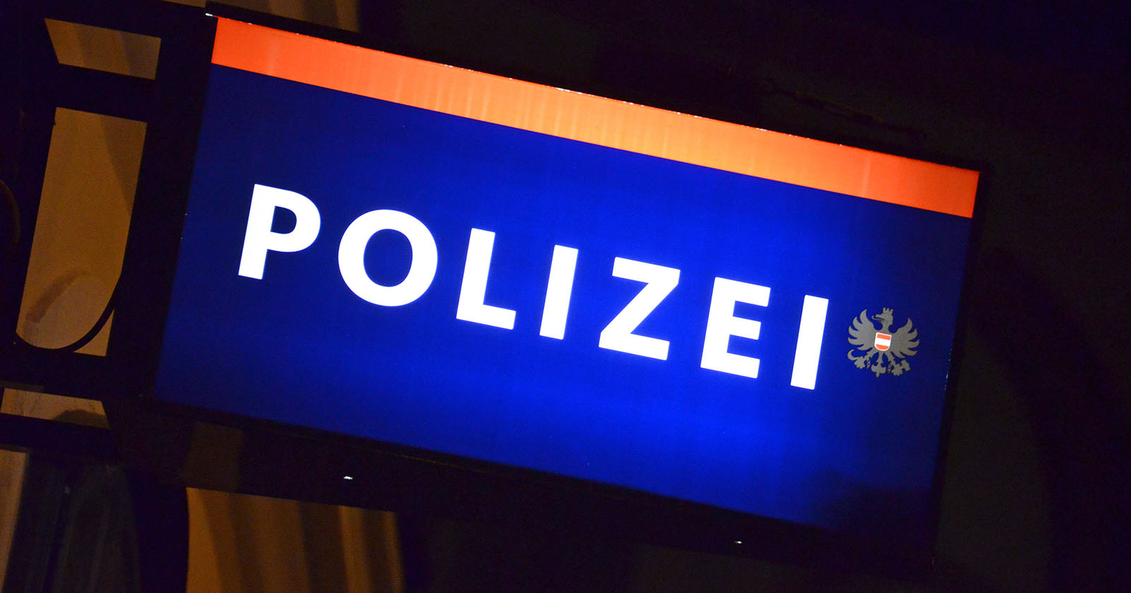 Beleuchtetes Schild an einer Polizeinspektion