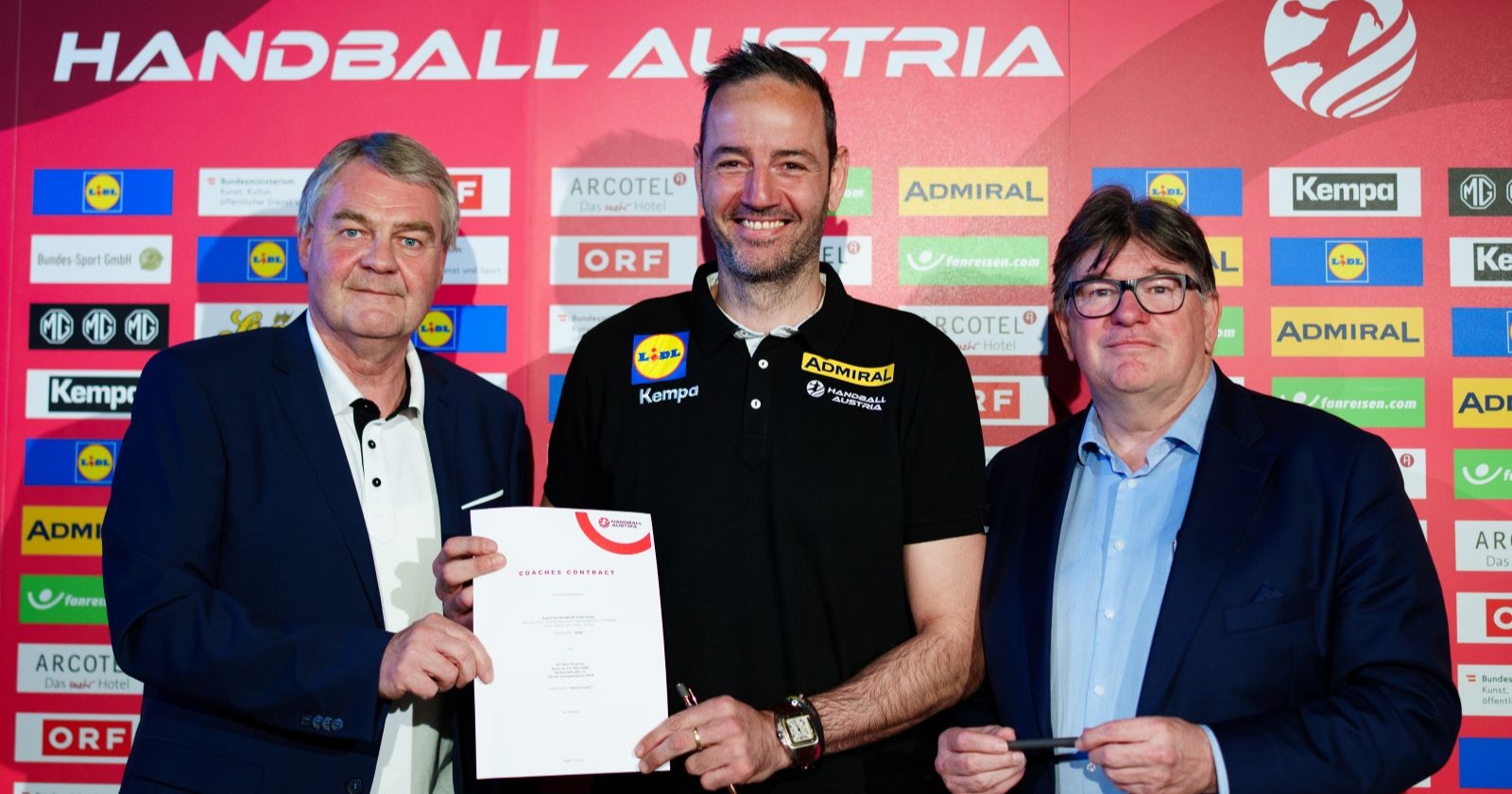 Präsident Markus Plazer (AUT), der neue Trainer Iker Romero und Vizepräsident Frank Dicker (AUT)