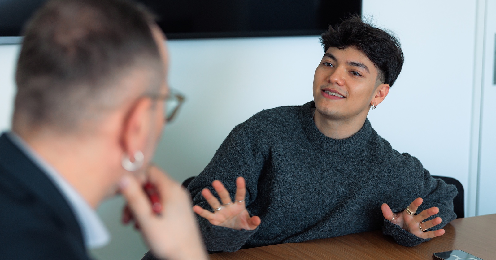 Weekend Redakteur Rudolf Grüner im Gespräch mit Sänger JJ