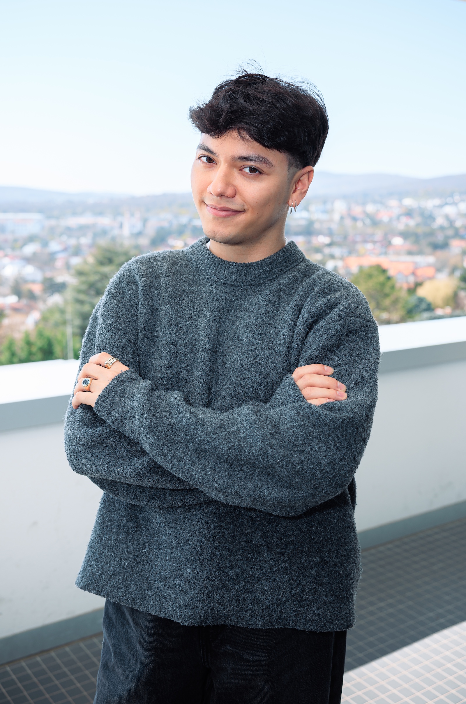 Sänger JJ am sonnigen Balkon des ORF Zentrums