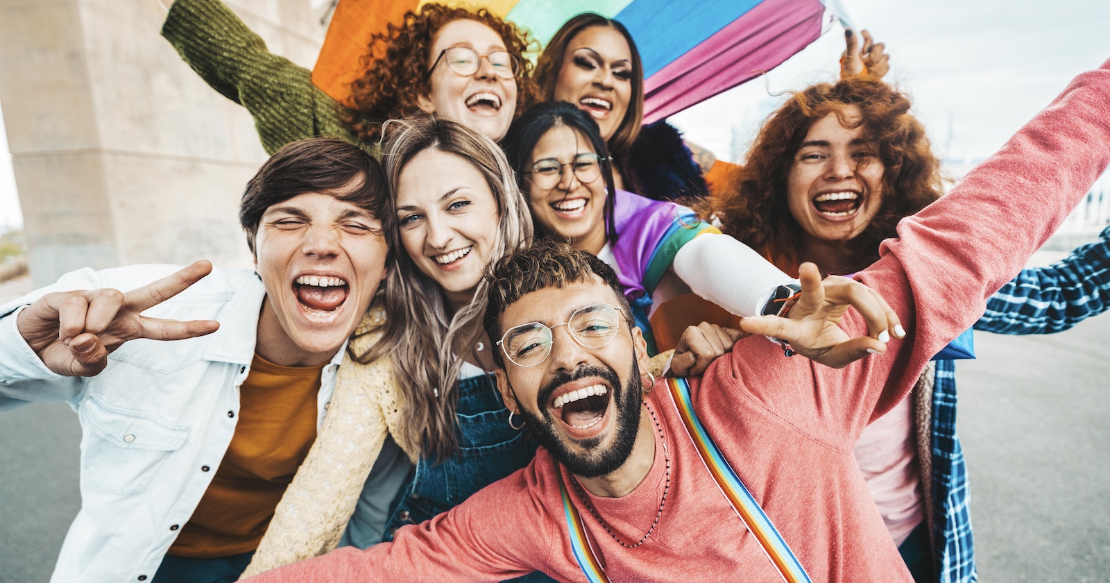 junge queere Gruppe feiert auf der Straße