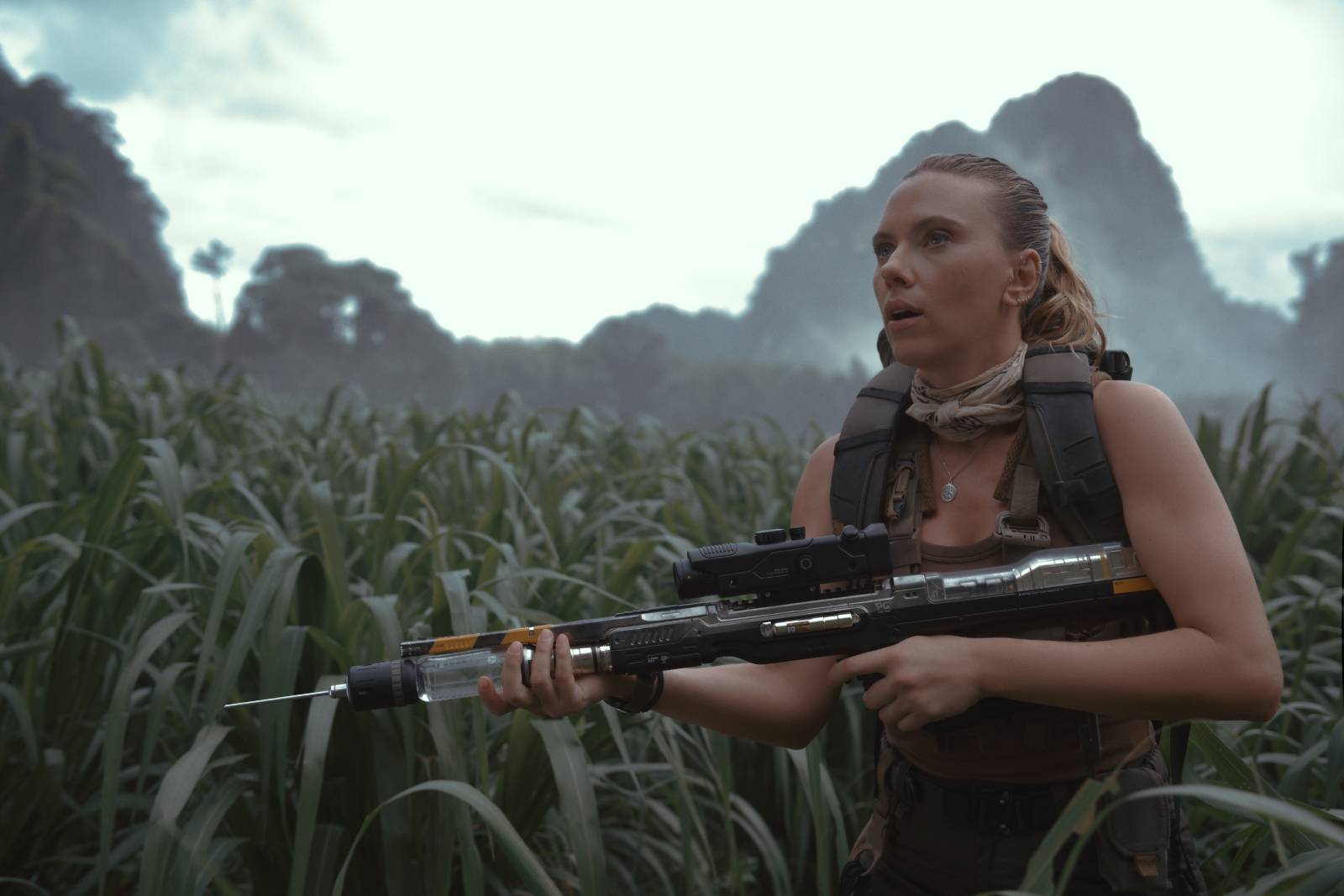 Eine Szene aus &quot;Jurassic World - Die Wiedergeburt&quot;, in der Scarlett Johansson mit einem Gewehr im Anschlag durch den Urwald streift