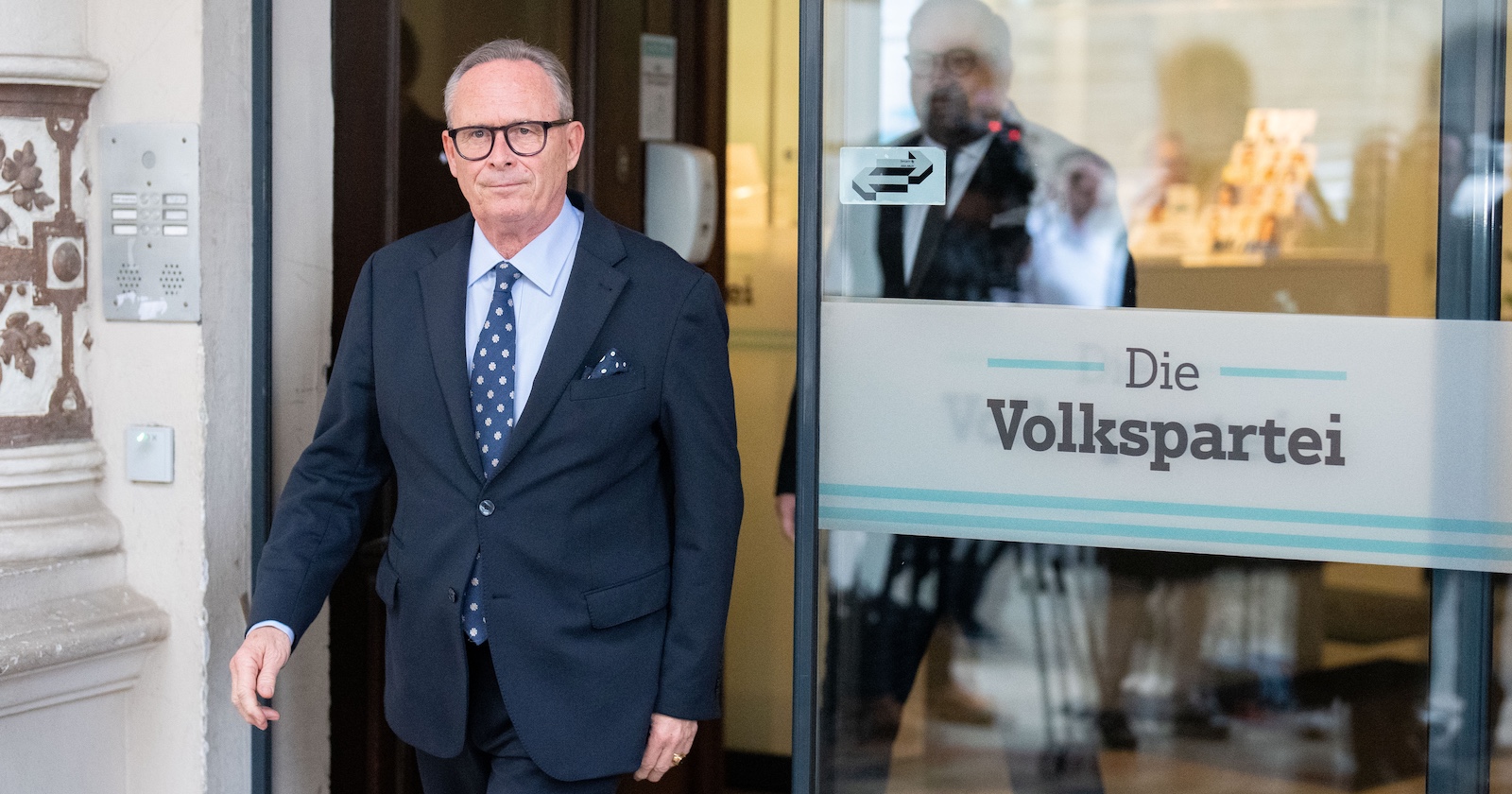 ÖVP-Wien-Chef Karl Mahrer verlässt die Parteizentrale hinter dem Wiener Rathaus.