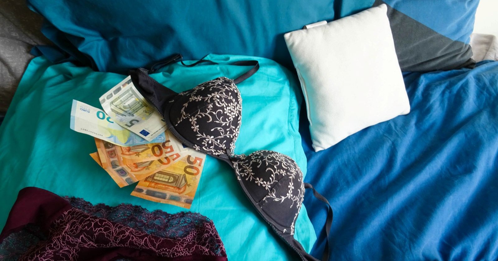 Bh, Unterwäsche und Geldnoten in einem Bett