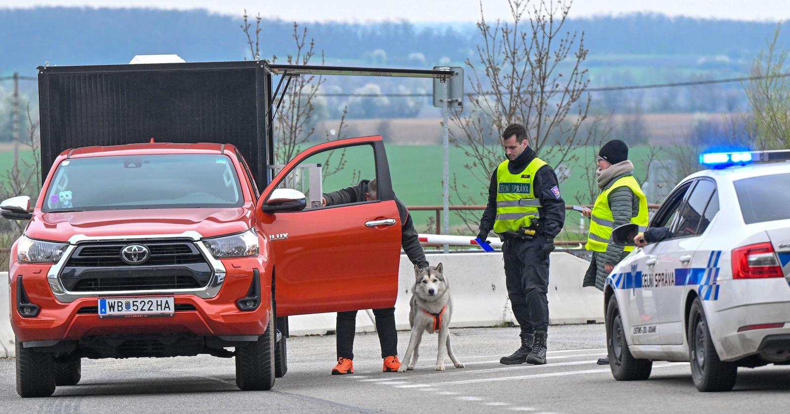 Am Grenzübergang Mikulov–Drasenhofen wurden aufgrund der Gefahr der Ausbreitung der Maul- und Klauenseuche (MKS) Desinfektionsmatten für Lastwagen installiert – aufgenommen im Bezirk Břeclav, Tschechische Republik, am 2. April 2025.