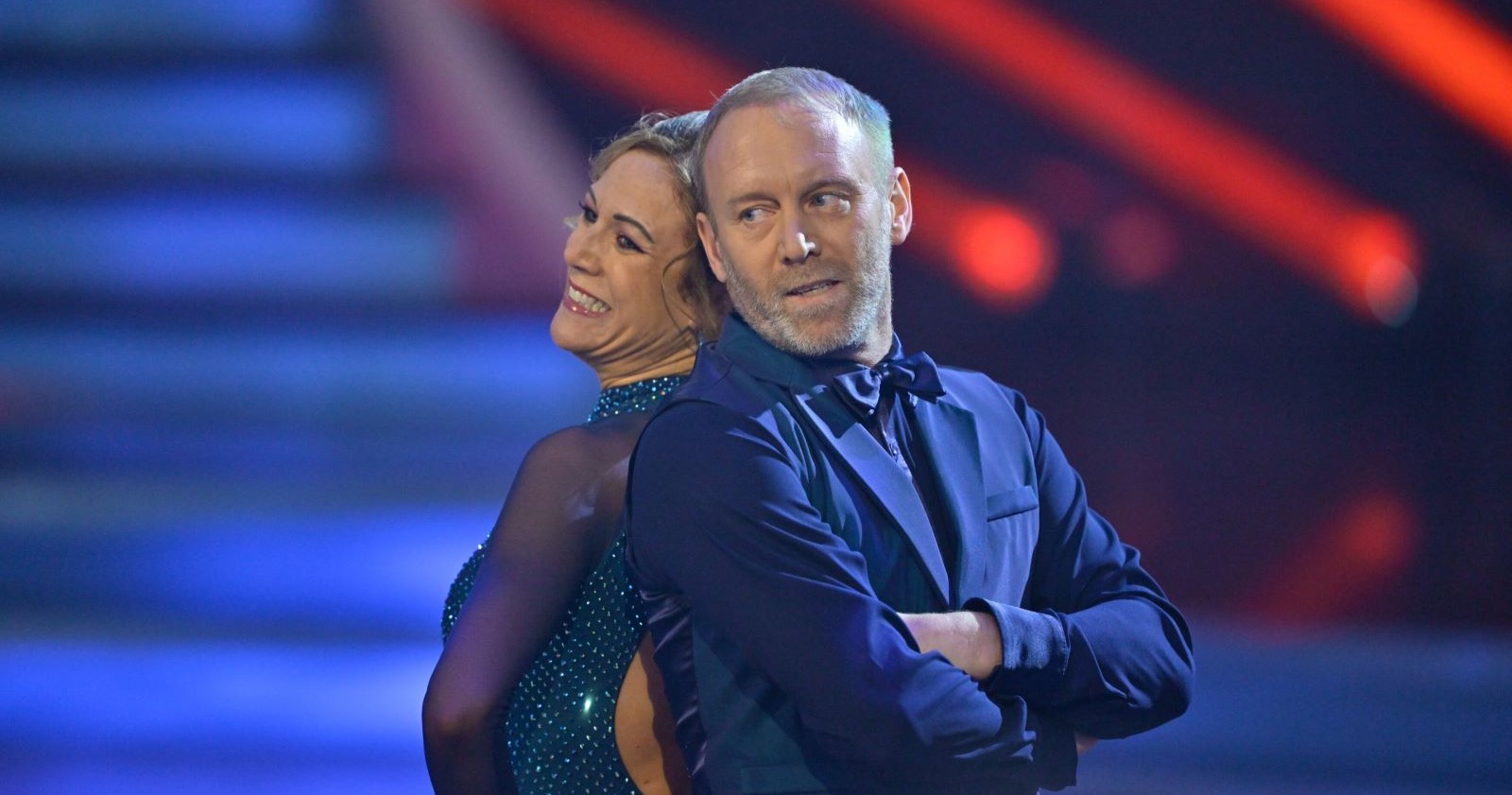 Manuela Stöckl und Stefan Koubek posieren nach ihrem Quickstep Rücken an Rücken am Parkett des ORF-Ballrooms.