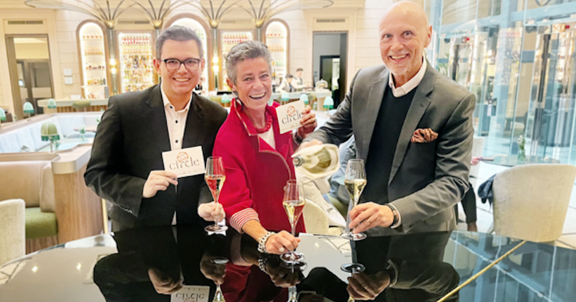 Trio mit Sektgläsern im Anantara Palais Hansen Hotel