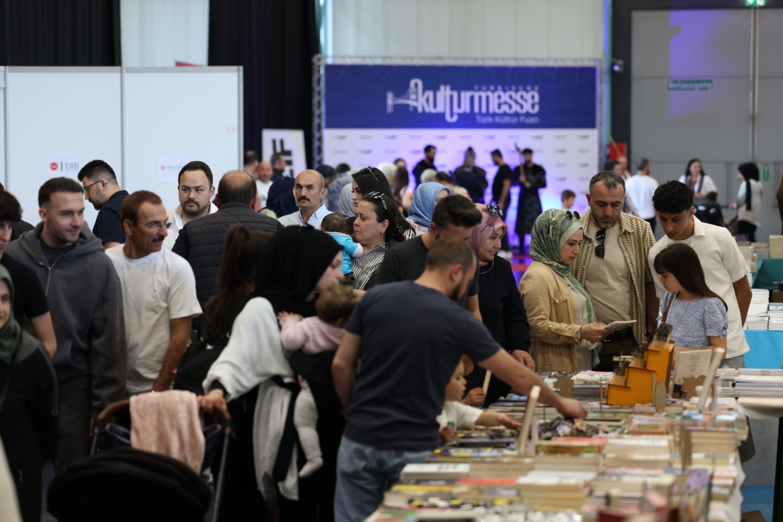 Die Besucher zeigten sich begeistert von den vielfältigen Ständen und Angeboten der Kulturmesse.