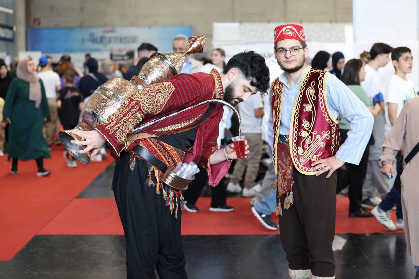 Das traditionelle Getränk Şalgam wurde auf der Messe in bewährter Art und Weise serviert.