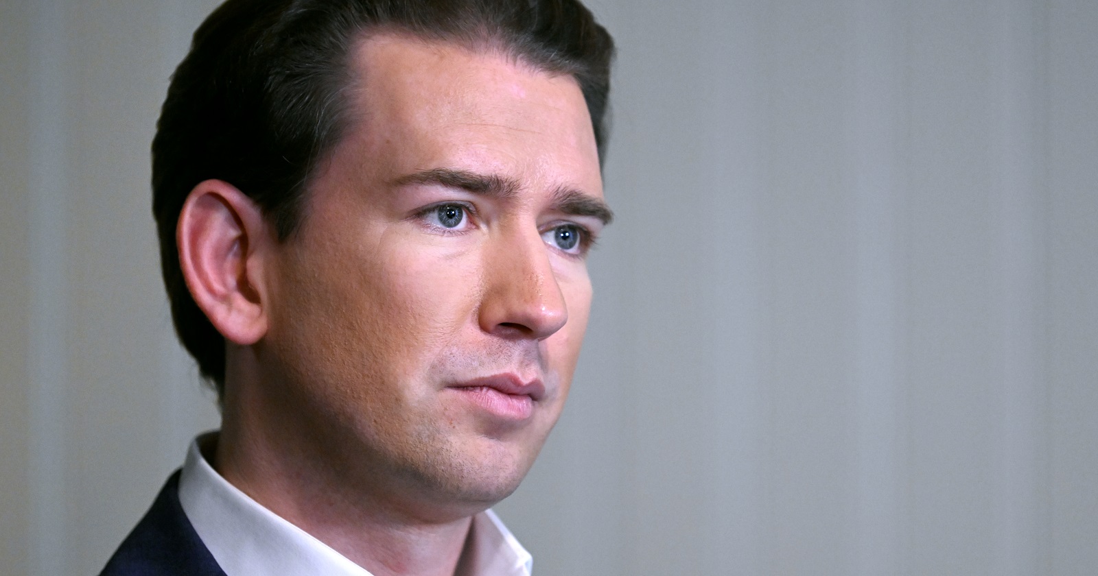 Porträt von Sebastian Kurz mit ernstem Gesichtsausdruck, aufgenommen vor neutralem Hintergrund. Der Ex-Kanzler steht im Mai erneut vor Gericht.