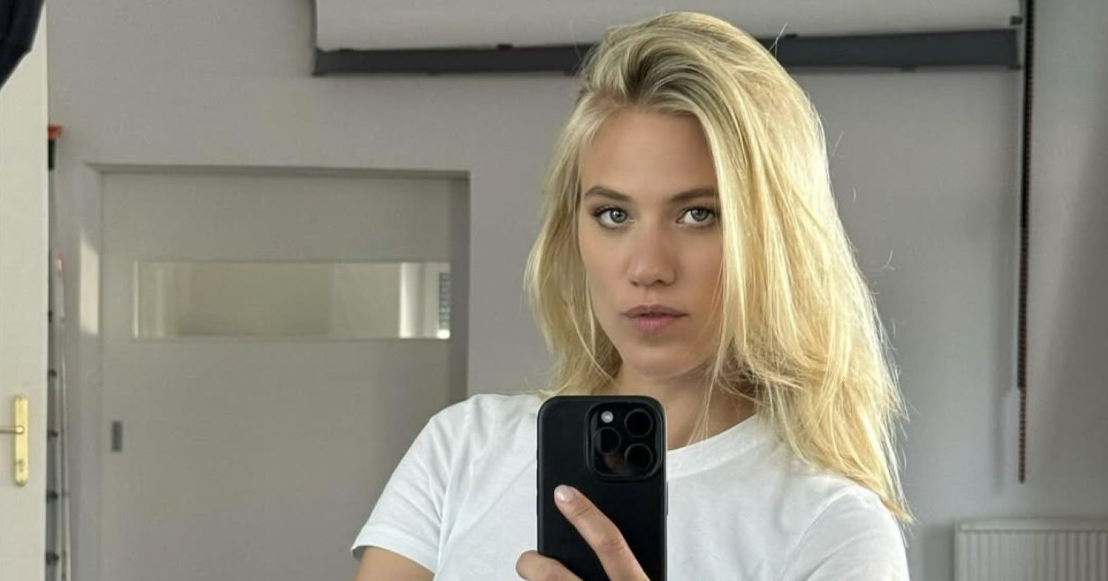 Larissa Marolt mit Handy in der Hand